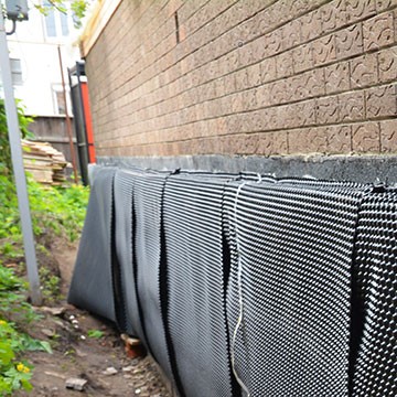 Pared con barrera impermeabilizante